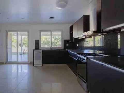 Casa 9 ambientes con 4 baños