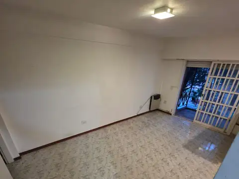 DEPARTAMENTO 2 AMB. - AL FRENTE - CON BALCON Y PATIO