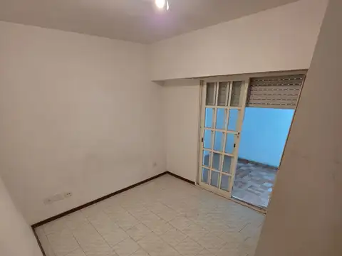 DEPARTAMENTO 2 AMB. - AL FRENTE - CON BALCON Y PATIO