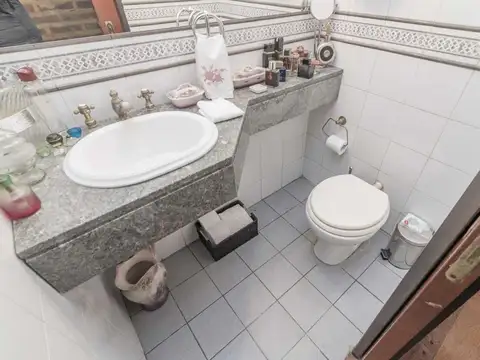 CASA 5 AMBIENTES CON COCHERA Y PATIO BARRIO RIVER
