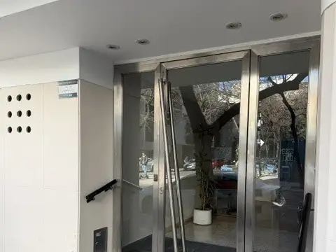 Departamento con balcón, muy bien ubicado y LUMINOSO