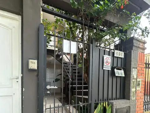 Dpto 3 amb en 1er piso por escalera - Sin expensas