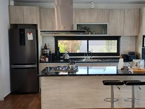 Casa 4 ambientes con 3 baños