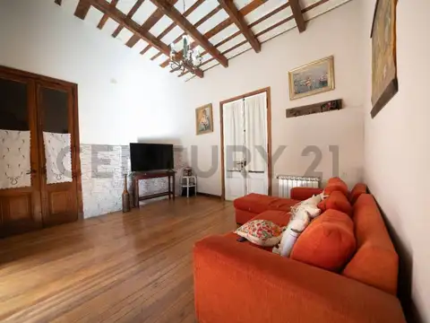 VENTA Casa de 5 ambientes con pileta, quincho y jardín parquizado en Marcos Paz
