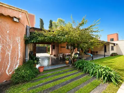 VENTA Casa de 5 ambientes con pileta, quincho y jardín parquizado en Marcos Paz