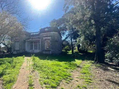 VENTA TERRENO CON CASA A REFACCIONAR VARELA