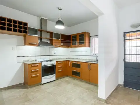 Casa 6 ambientes con 2 baños