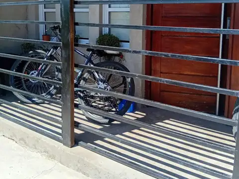 ALQUILER- CASA  MARIANO ACOSTA BARRIO SEMI CERRADO