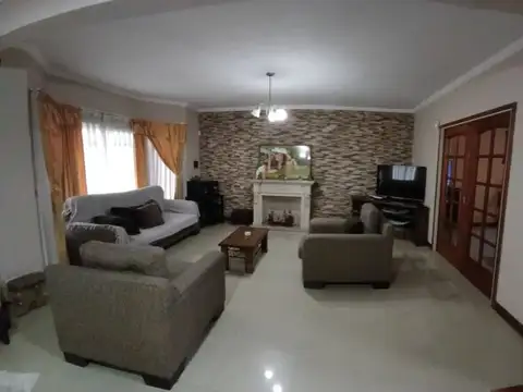 Casa 6 ambientes con 3 baños