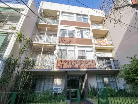Departamento de 3 ambientes en 2° piso por escalera en venta, en La Lucila.