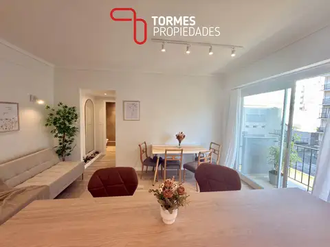 VENTA - Departamento 2 ambientes reciclado y amoblado con dos balcones a la calle en zona Centro - M