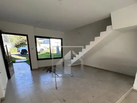 Casa en Alquiler con 2 cocheras