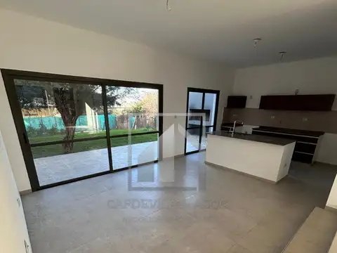 Casa en Alquiler con 2 cocheras