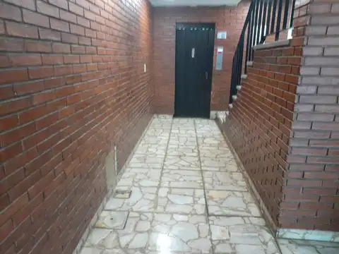 MONAMBIENTE- APTO PROF. - MUY LUMINOSO - EXC.UBICACION