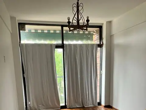 Departamento en venta 4 ambientes, con balcón al frente y jardín UC