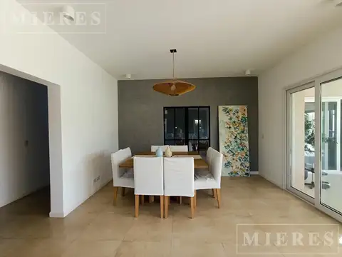 Casa 9 ambientes con 2 baños