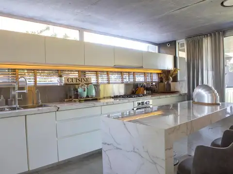 Casa en Venta con 2 cocheras