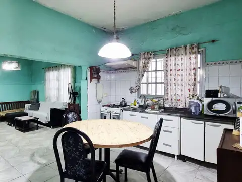 VENTA CASA CON DOS LOCALES COMERCIALES Y DEPÓSITO
