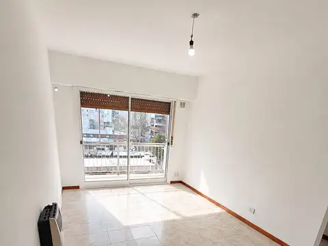 DEPARTAMENTO 2 AMBIENTES CON BALCON TODO AL FRENTE - 50 METROS  -  IMPECABLE ESTADO - LAVADERO CUBIERTO - APTO CREDITO