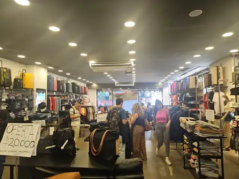 Local en Alquiler en esquina Av. Rivadavia y Florida 250 m2