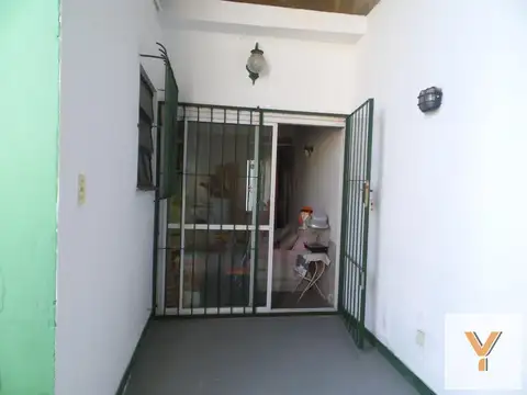 Casa en venta - 3 dormitorios 2 baños - patio interno - 180 mts2 - Gerli