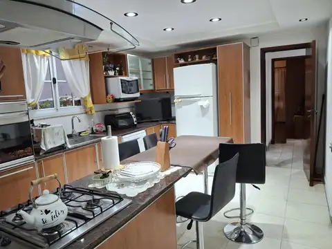 Casa en Venta con 4 cocheras
