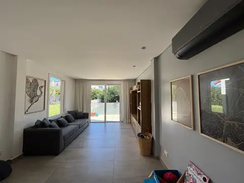 Casa 4 ambientes con 3 baños