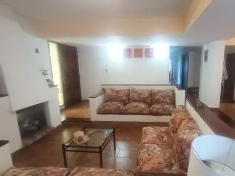Casa 8 ambientes con 2 baños