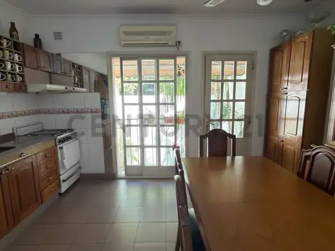 V. Devoto- Triplex 4 amb. con garage, dormitorio en suite y jardin-