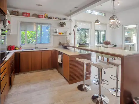 Casa 5 ambientes con 4 baños