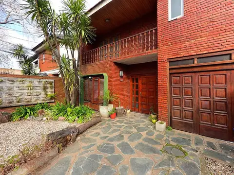 VENTA CASA 7 AMB. JARDIN Y GARAGE  - ADROGUÉ