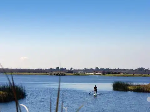 Terreno al agua en venta de 740m2 ubicado en Puertos del lago B° NATIVAS
