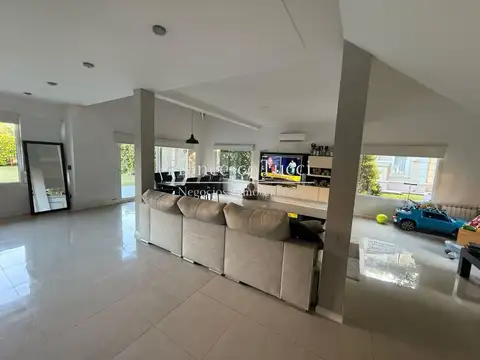 Casa en Venta con 2 cocheras