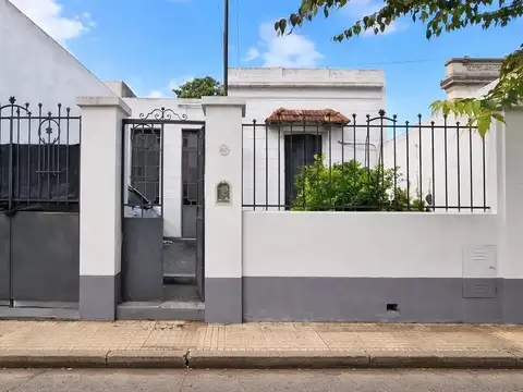 Casa en alquiler - 2 Dormitorios 2 Baños -  La Plata