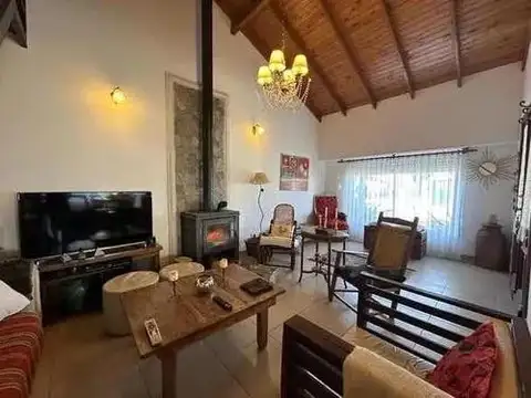 Casa 4 ambientes con 2 baños