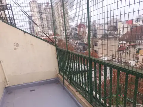 DEPARTAMENTO 2 AMPLIOS AMBIENTES CON BALCÓN ATERRAZADO AL FRENTE