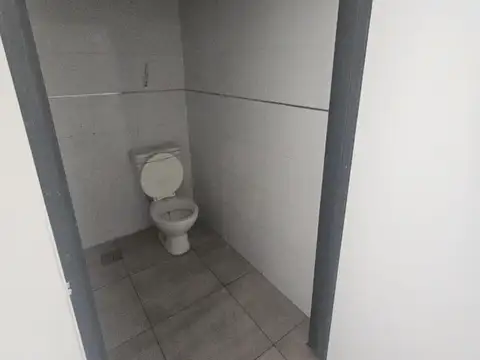 Local Av. Alberdi  al 700 esquina Ibarlucea, 76 m2 moderno, persianas con vidrieras amplias