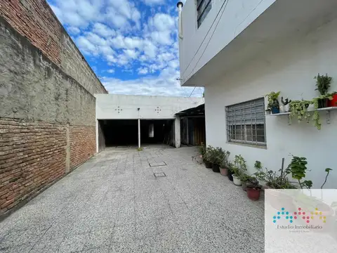 Casa en venta de 6 dormitorios c/ cochera en Banfield