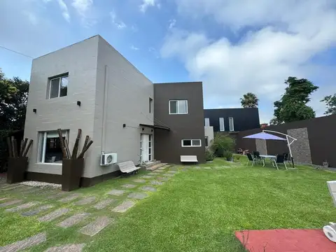 CASA EN VENTA 4 AMB CON PILETA EN EL CARMENCITO