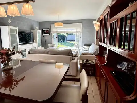 CASA EN VENTA 4 AMB CON PILETA EN EL CARMENCITO