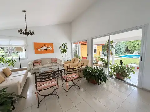 Casa 6 ambientes con 2 baños
