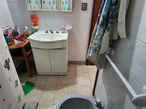 CASA VARIAS FAMILIAS CON LOCAL EN VENTA