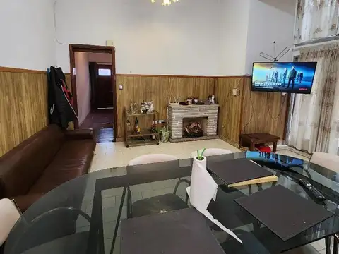 Casa 8 ambientes con 4 baños