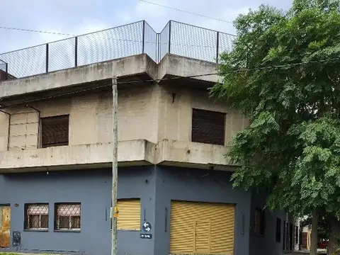 CASA VARIAS FAMILIAS CON LOCAL EN VENTA