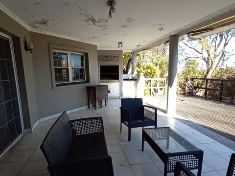 Casa en Alquiler con 2 cocheras