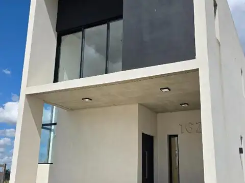 Casa en Venta con 4 cocheras