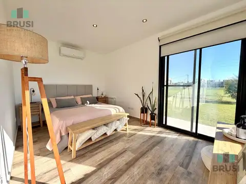 Casa en Alquiler con 2 cocheras