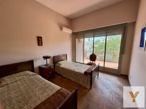 Casa 8 ambientes con 4 baños