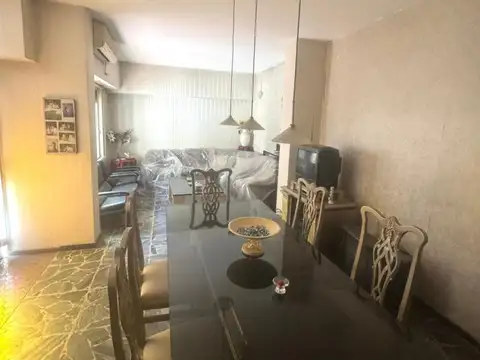 Lote propio con dos locales al frente + casa de 5 ambientes con garage, patio, terraza y parrilla