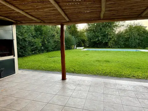Casa 5 ambientes con 4 baños